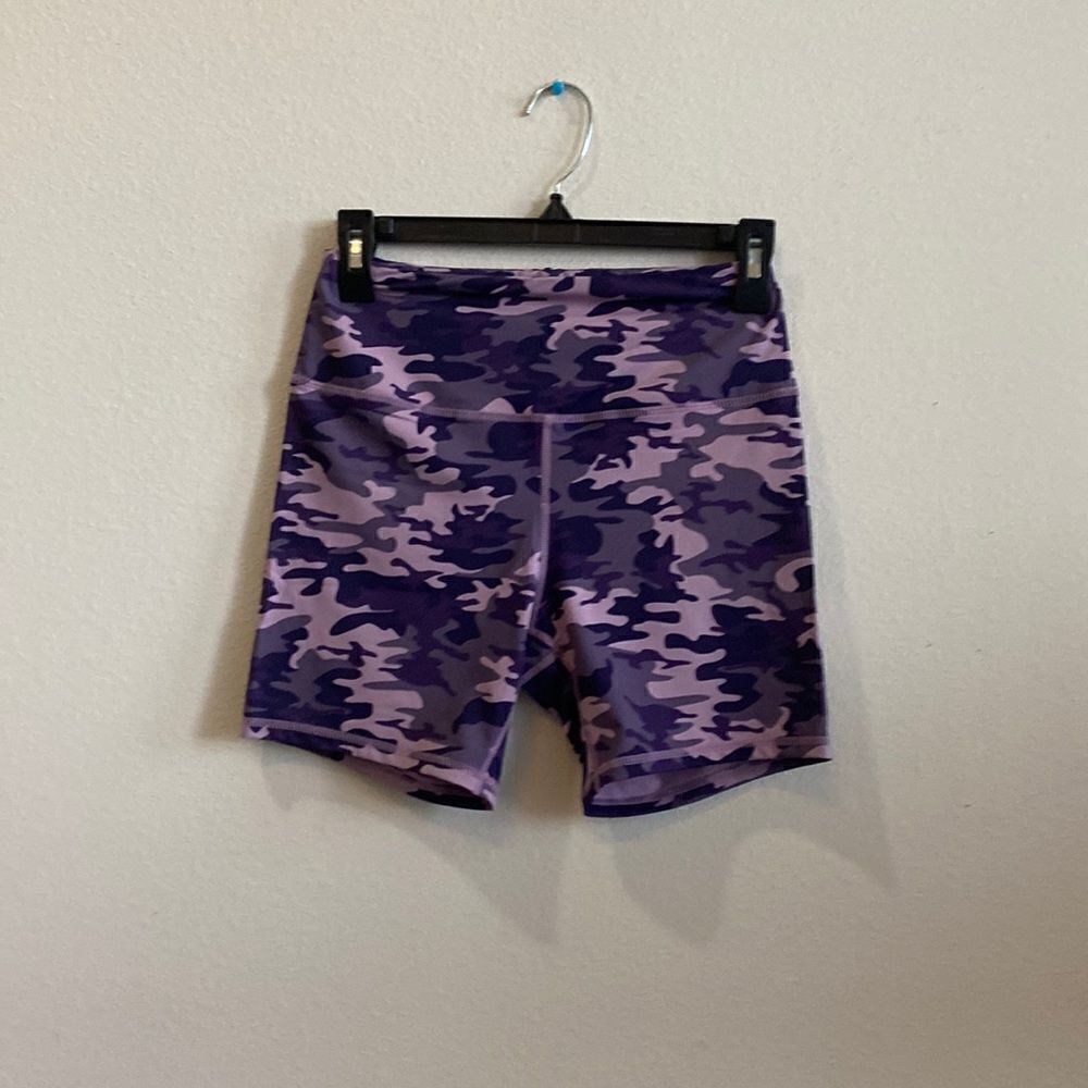 Shorts Amazon brand camouflaged purple size M